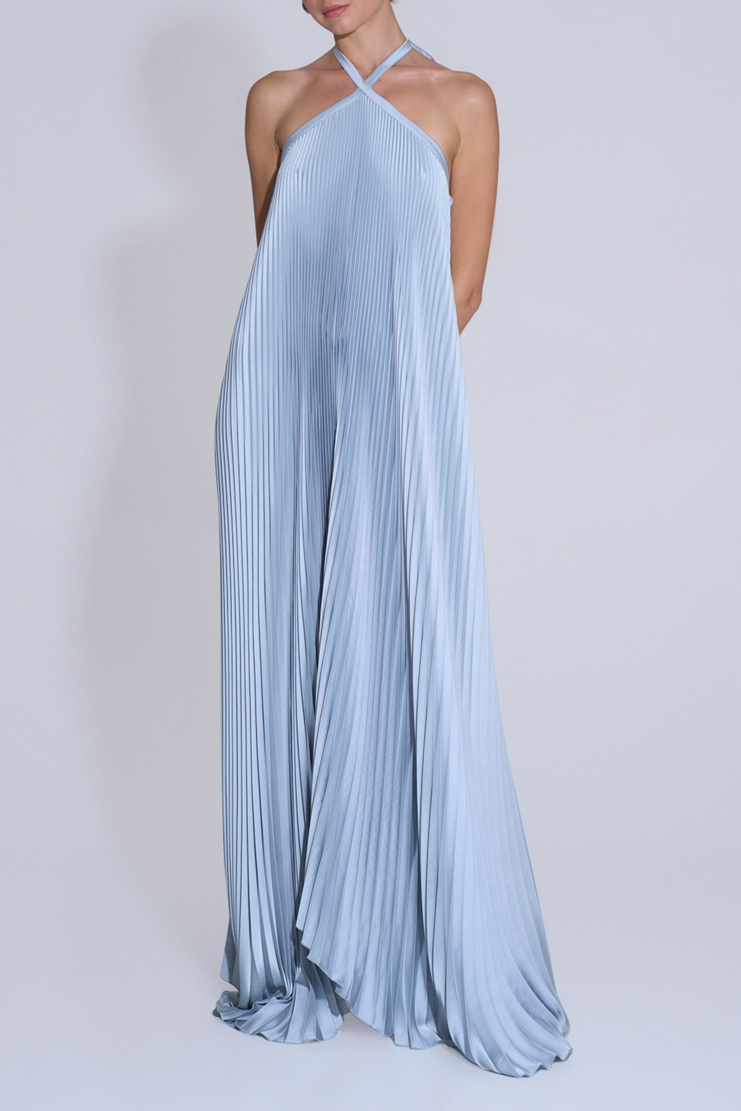 blue lidee dress Immerse yourself in refined elegance with our Deesse Gown in Ocean. This stunning dress embodies the beauty and depth of the ocean. The pleated fabric creates an airy and effortless silhouette,