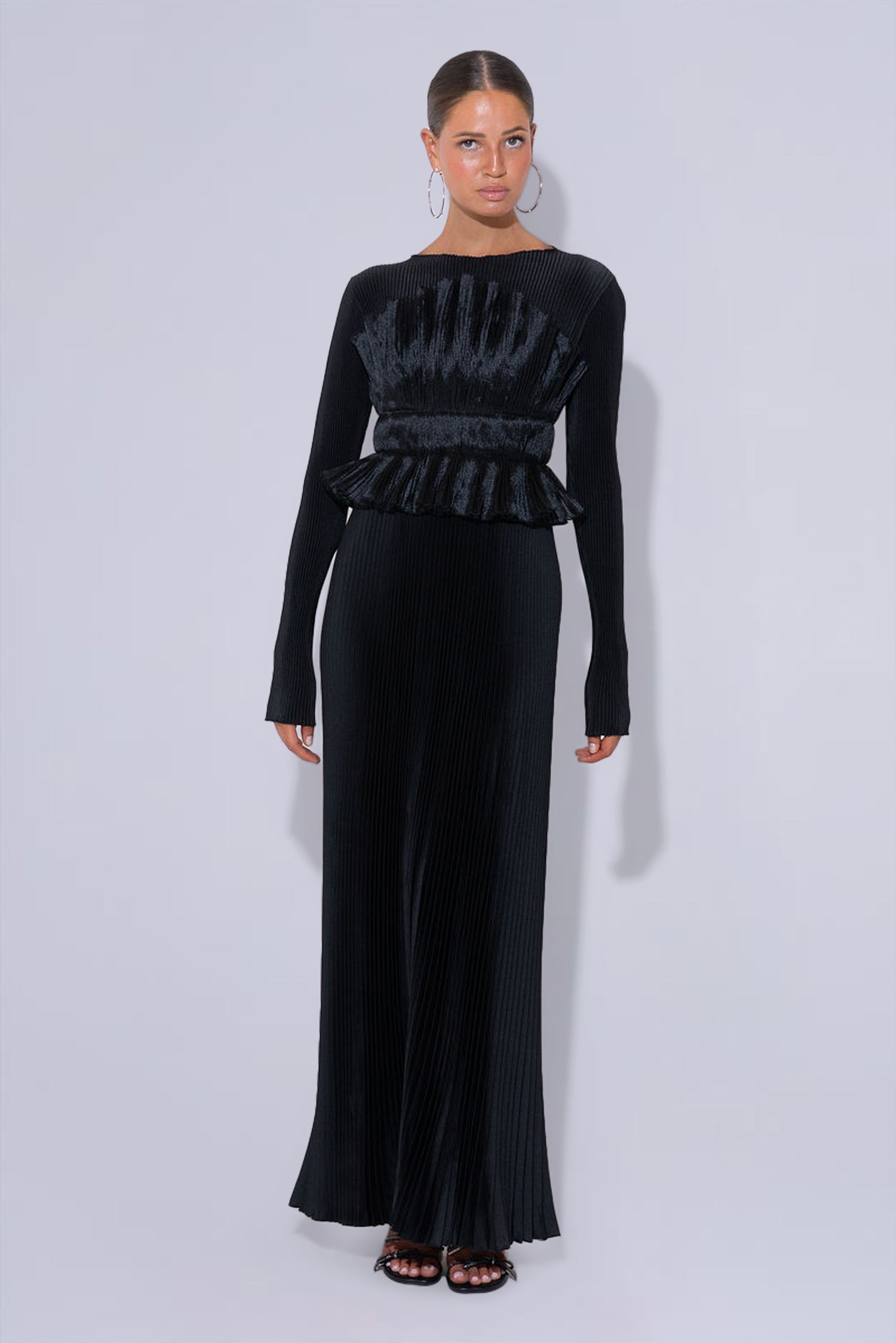 Masquerade Sleeved Gown - Noir