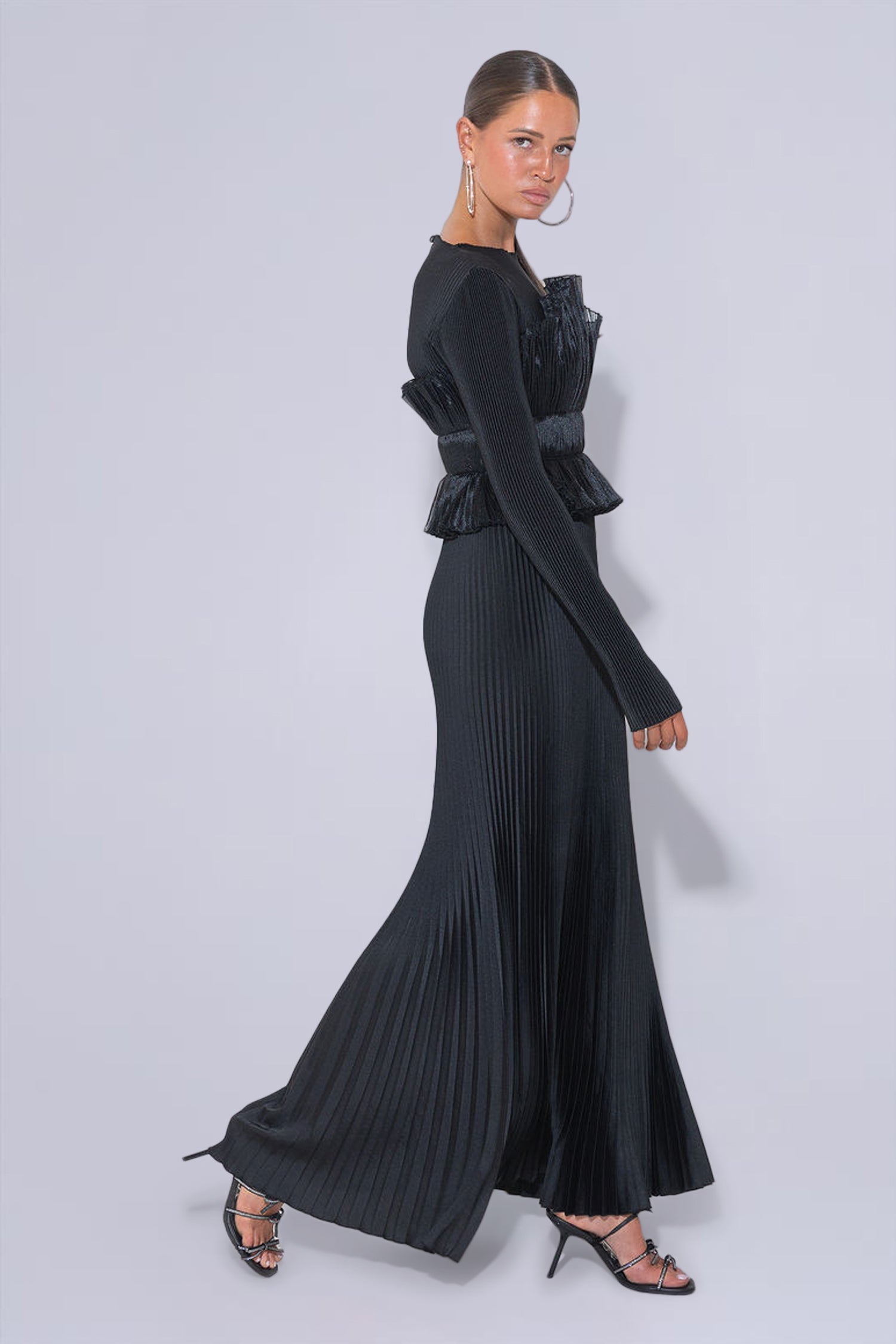 Masquerade Sleeved Gown - Noir